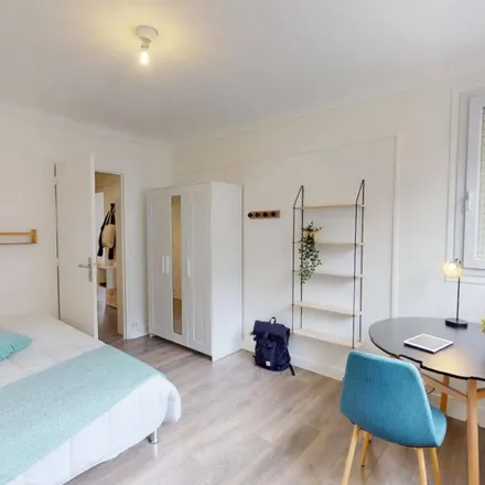 Rent this 5 bed room on 8 Rue de la Crèche in 75017 Paris, France