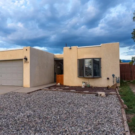 Image 2 - 3916 Lafayette Drive Northeast, Albuquerque, NM 87107, USA - House for sale