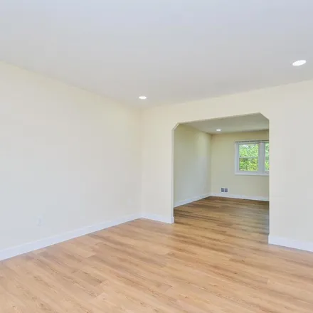 Image 3 - 2331 Highland Avenue, McLean, VA 22046, USA - Apartment for rent