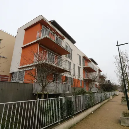 Image 2 - 2 Place de Salvandy, 91100 Corbeil-Essonnes, France - Apartment for rent