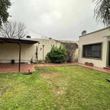 Rent this 2 bed house on Warnes (LdZ) / 30 de Septiembre (AB) 2886 in Partido de Lomas de Zamora, José Mármol