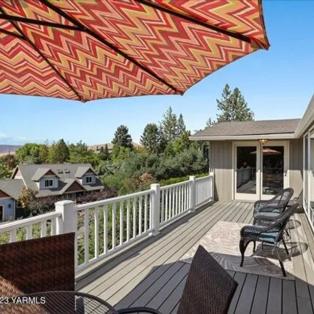 Image 4 - 682 Ferncrest Drive, Terrace Heights, WA 98901, USA - House for sale