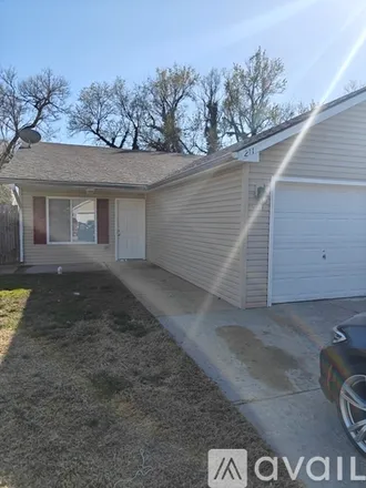 Rent this 3 bed house on 211 S Queen Cir
