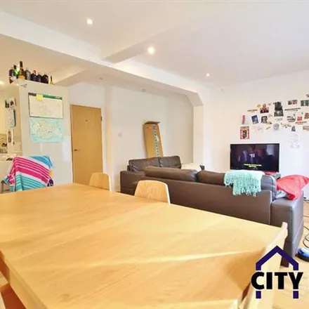 Rent this 3 bed apartment on Freegrove Road in London, N7 9JE