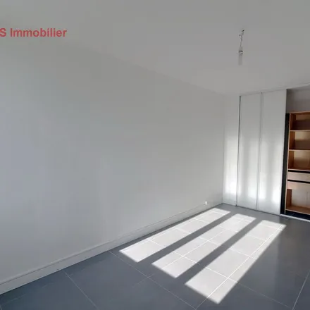 Rent this 2 bed apartment on 11 Rue Eugène Sue in 38100 Grenoble, France