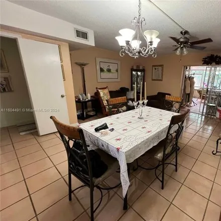 Image 2 - 880 W 80th Pl, Hialeah, Florida, 33014 - Townhouse for sale