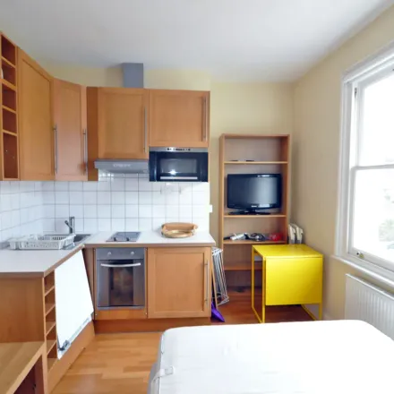 Image 3 - 33 Warbeck Road, London, W12 8NT, United Kingdom - Apartment for rent