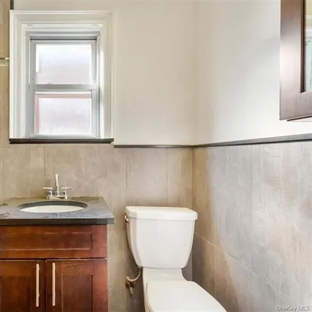 Image 9 - 2426 Woodhull Avenue, New York, NY 10469, USA - Townhouse for sale