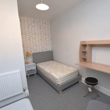 Rent this 6 bed apartment on Burns Street in Northampton, NN1 3QE