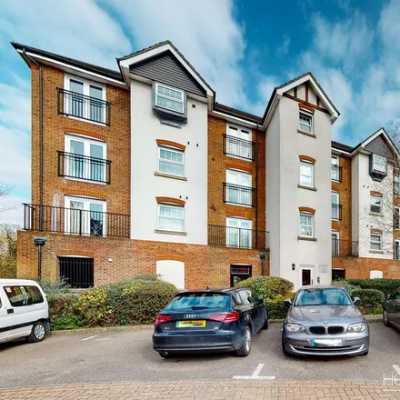 Rent this 2 bed apartment on unnamed road in Three Bridges, RH10 8AG
