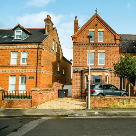 Rent this 6 bed duplex on The Rose House in 26 Castle Crescent, Katesgrove