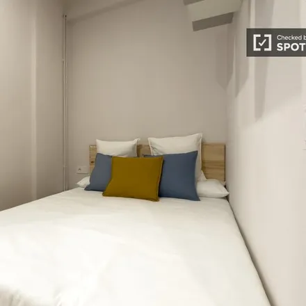 Rent this 5 bed room on Carrer de Pau Claris in 73, 08010 Barcelona