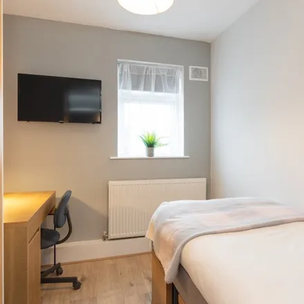 Image 2 - 61 Oriel Street Lower, Sheriff Street, Dublin, D03 P043, Ireland - Room for rent