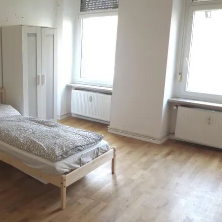 Rent this 3 bed room on Tuffis Bio Kiosk in Mahlower Straße, 12049 Berlin