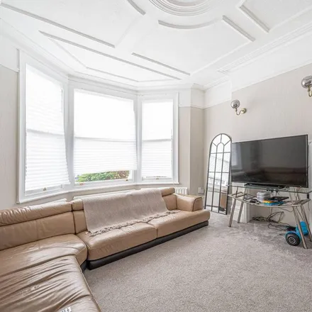 Rent this 3 bed townhouse on Squires Lane in London, N3 2AU