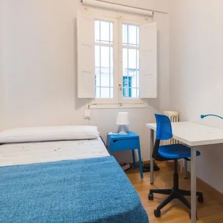 Rent this 6 bed room on Madrid in Paseo de las Delicias, Calle de Palos de la Frontera