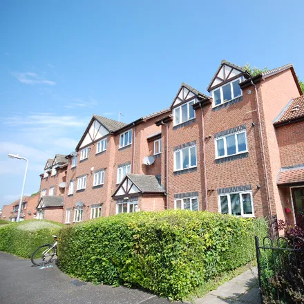 Rent this 2 bed apartment on Cobham Green in Warwick, CV31 2TH