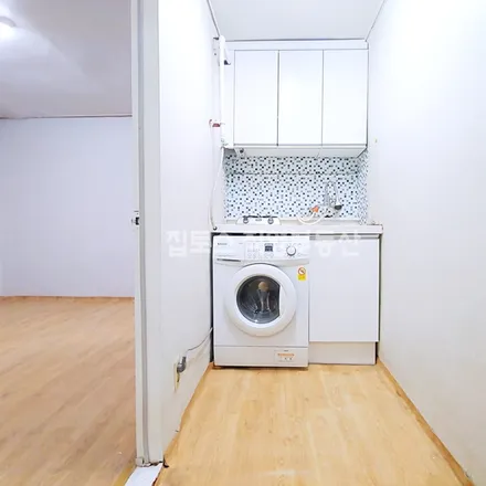 Rent this studio apartment on 서울특별시 서초구 반포동 715-34