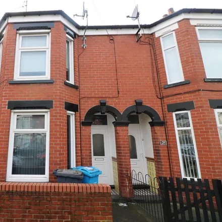 Rent this 3 bed townhouse on Summergangs Road in Hull, HU8 8NS