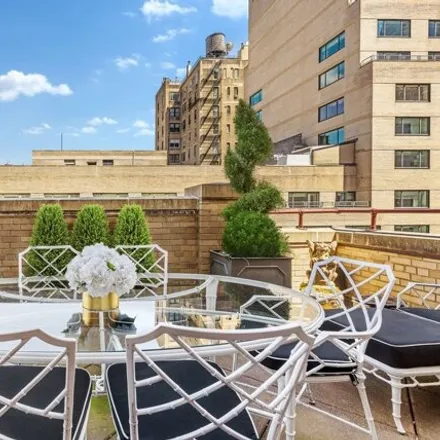 Image 3 - 40 East 61st Street, New York, NY 10065, USA - Condo for sale