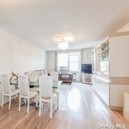 Image 5 - 102-36 64th Avenue, New York, NY 11375, USA - Apartment for sale