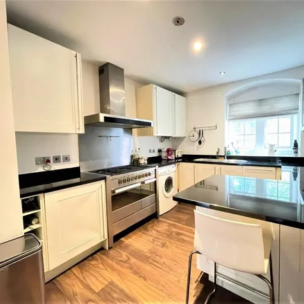 Image 7 - Sunbury House, Swanfield Street, London, E2 7NF, United Kingdom - Apartment for rent