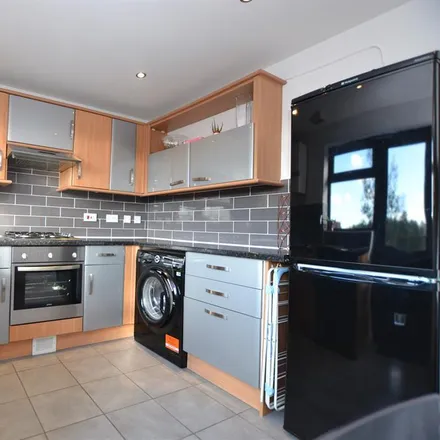 Image 3 - Surrey Drive, Wordsley, DY6 8HR, United Kingdom - Townhouse for rent