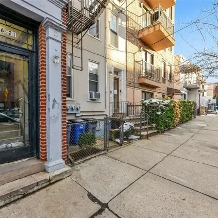 Image 2 - 26-21 30th Street, New York, NY 11102, USA - House for sale