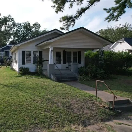 Buy this 2 bed house on 98 East Wallace Street in Shawnee, OK 74801