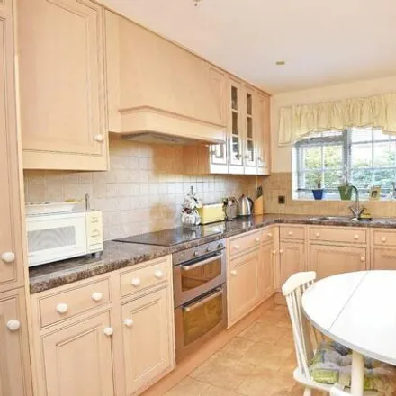 Image 2 - Wentworth Court, Beech Grove, Harrogate, HG2 0EL, United Kingdom - Room for rent