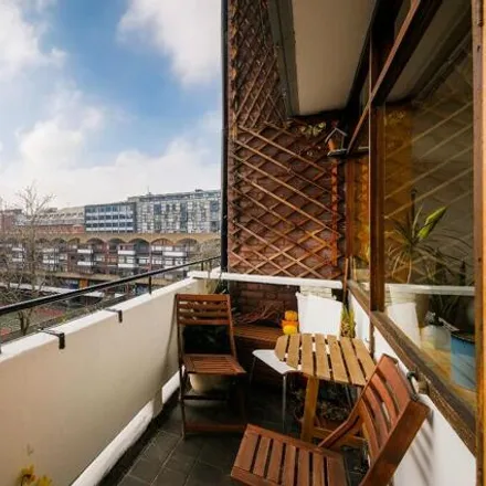 Image 3 - Golden Lane Estate, London, London, Ec1y - Apartment for sale