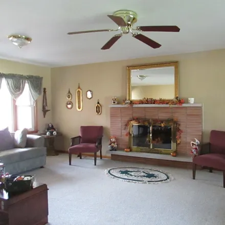 Image 3 - 100 Green Brier Drive, Carmi, IL 62821, USA - House for sale