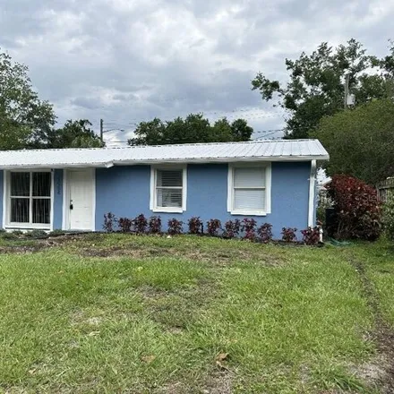Buy this 4 bed house on 1500 Cresent Place in Lakeland, FL 33801