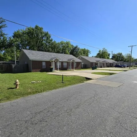 Buy this studio house on 2331 West 27th Avenue in Pine Bluff, AR 71603
