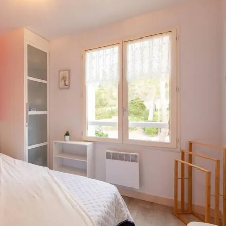 Rent this 2 bed apartment on École primaire Francis Trivière Agay—Saint-Raphaël in Résidence Les Roches Rouges, 83530 Saint-Raphaël