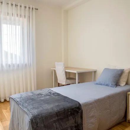 Rent this 3 bed room on Tv. Arroteia in Rua Bouça da Cavadinha, 4200-005 Matosinhos