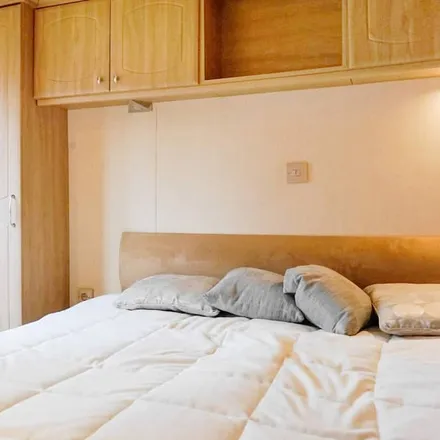 Rent this 2 bed house on Fristad in Stora vägen, 513 33 Fristad
