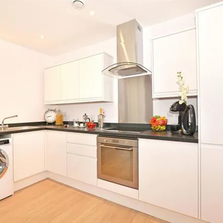 Image 3 - Wallis House, Orchard Way, East Grinstead, RH19 1BL, United Kingdom - Apartment for rent