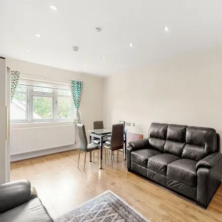 Image 4 - Queens Way, London, NW4 2TN, United Kingdom - House for rent