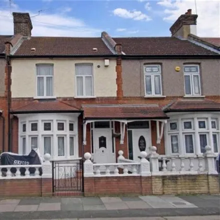 Rent this 3 bed townhouse on 126 Cumberland Road in London, E13 8LH