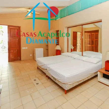 Buy this 5 bed house on Privada Roca Sola in Fraccionamiento Condesa, 39300 Acapulco