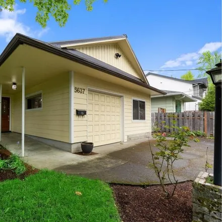 Buy this 3 bed house on 5637 Southeast 45th Avenue in Portland, OR 97206