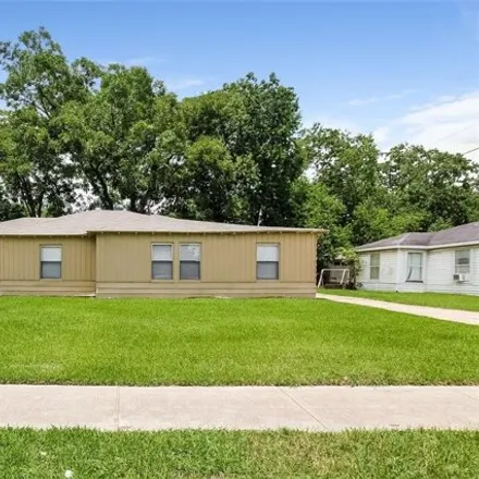 Buy this 2 bed house on 1387 Thomas Avenue in Pasadena, TX 77506