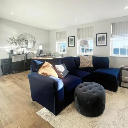 Image 3 - Chiltern Parade, Chesham Bois, HP6 5HL, United Kingdom - Apartment for sale