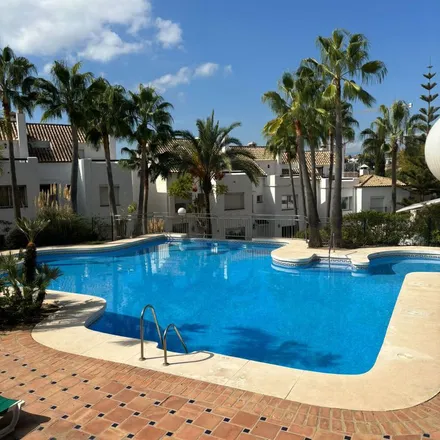 Image 8 - Playa de la Fontanilla, Bulevar del Príncipe Alfonso de Hohenlohe, 29602 Marbella, Spain - Apartment for rent
