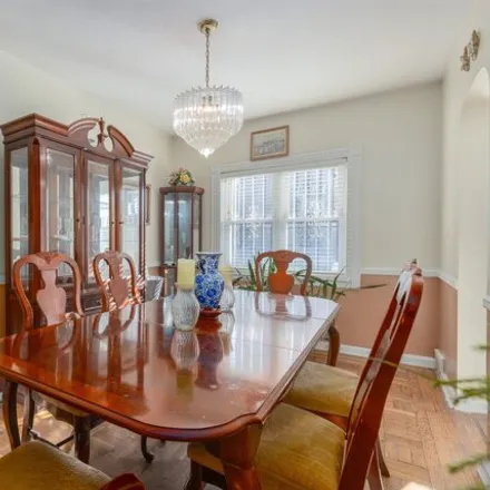 Image 8 - 944 Duncan Street, New York, NY 10469, USA - House for sale