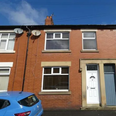 Rent this 3 bed townhouse on Brake Fit in Linton Street, Preston