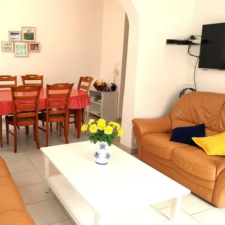 Rent this 3 bed townhouse on Rue d'Auvergne in 03200 Vichy, France