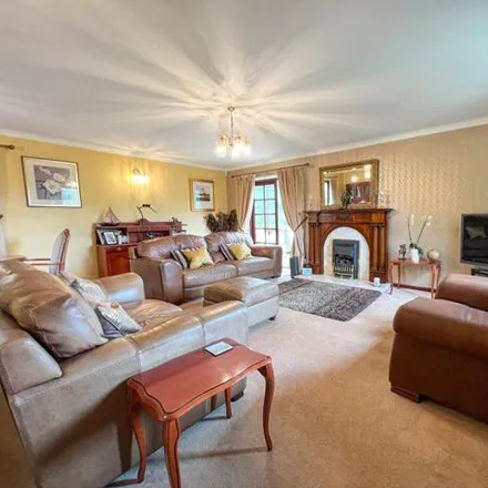 Image 2 - Penistone Road, Lascelles Hall, HD8 0AS, United Kingdom - House for sale