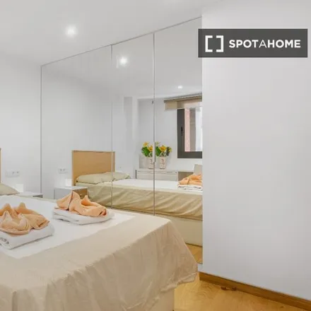 Rent this 2 bed room on Carrer de Roca i Batlle in 32, 08023 Barcelona